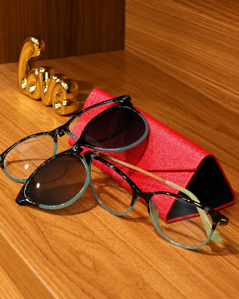 Armações com opção de lentes solares junto ao estojo vermelho