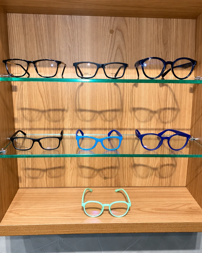 Armações infantis em preto, azul, roxo e verde-menta