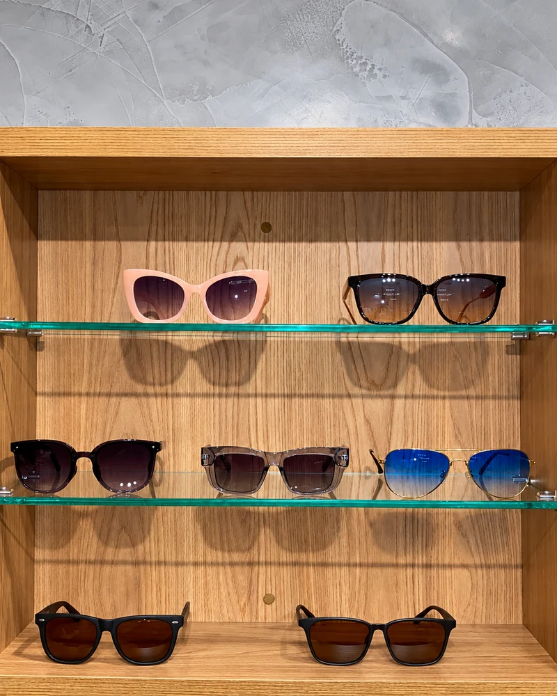Óculos de sol em acetato rosa e preto, com modelo aviador azul