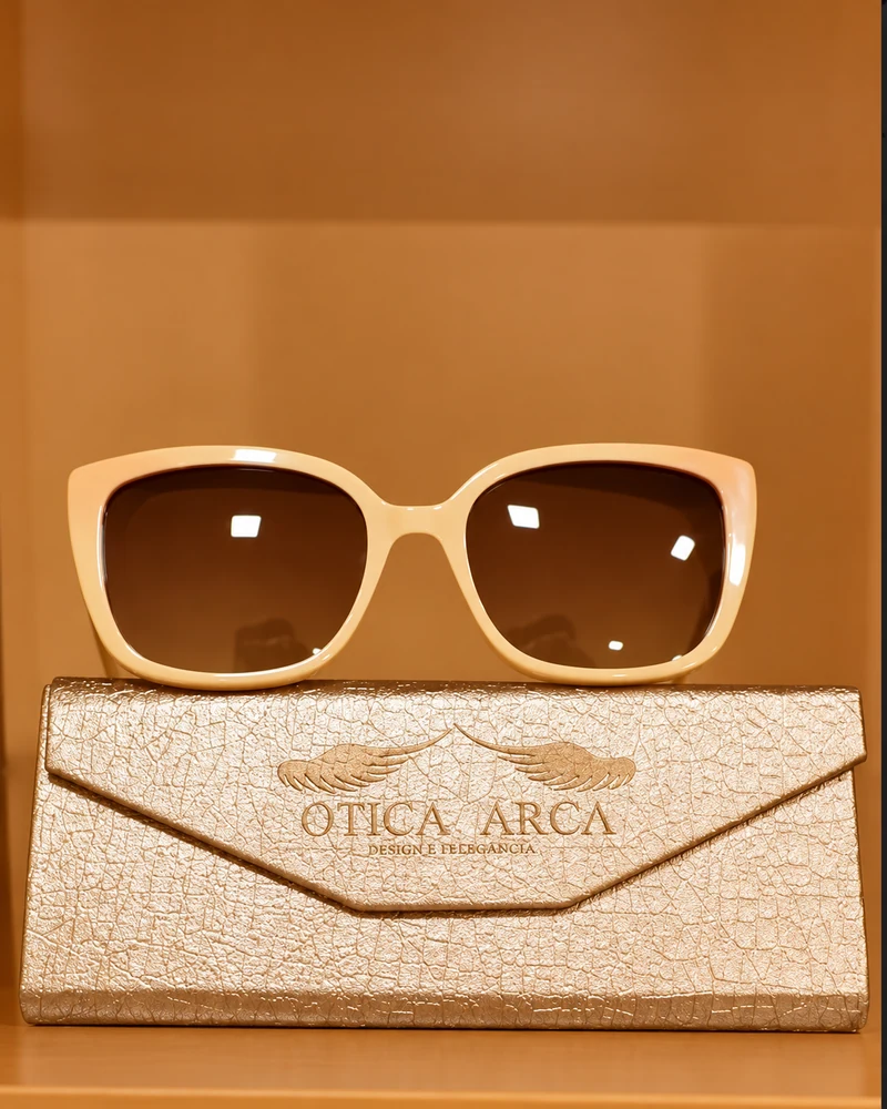 Óculos de sol em acetato claro sobre estojo dourado da Ótica Arca